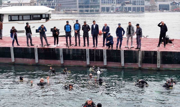 Haliçte Cumhuriyetin 100. Yılı için su altı dalışı: 100 metrekarelik Türk bayrağı uzman dalgıçlar eşliğinde 5 metre derinliğe dalan engelli öğrenciler tarafından denizde açıldı