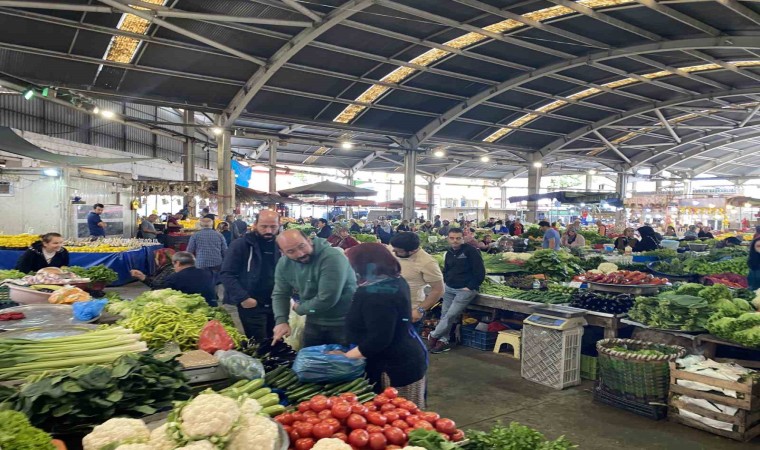 Halk pazarında alışveriş yoğunluğu sürüyor