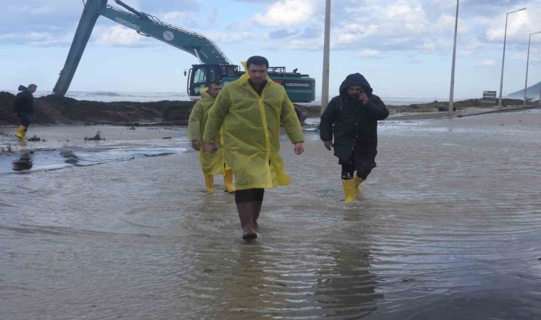 Hatay Samandağda da deniz yola taştı