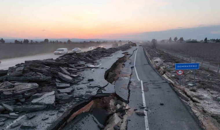 Hatayda 4 metre kırılmaların olduğu yolda, depremin 3. gününde başlayan çalışmalar aralıksız devam ediyor