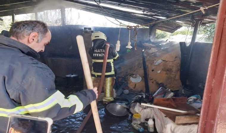 Hatayda ahırda samanlık yanarak kül oldu