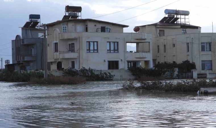 Hatayda bazı evler su altında kaldı