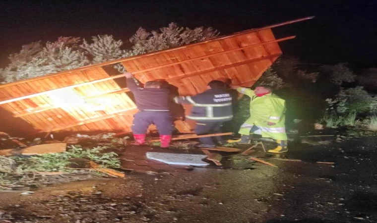 Hatay’da fırtına evin çatısını uçurdu