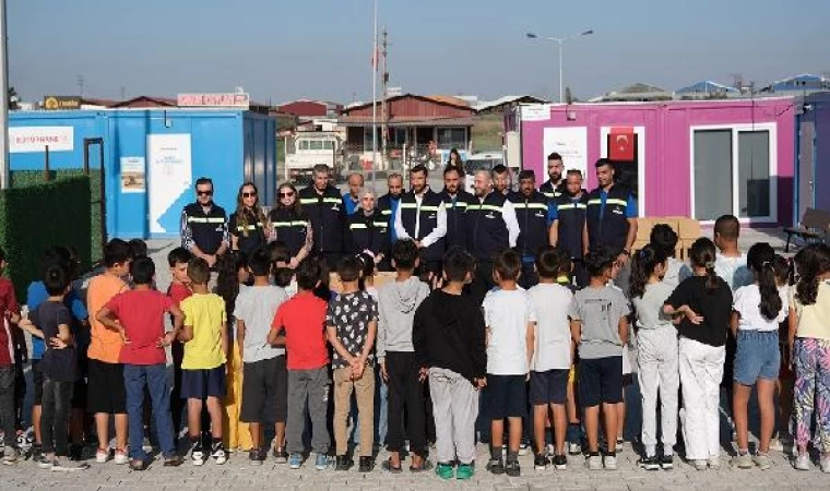 Hatay’daki öğrencilere mukavvadan sıra ve sandalye hediye edildi