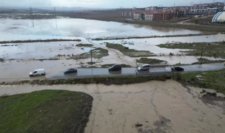 (havadan fotoğraflar) Silivri’de dere taştı: yollar göle döndü, evleri su bastı