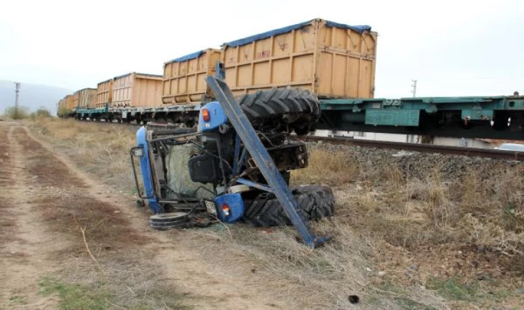 Hemzemin geçitte tren, traktöre çarptı: 1 ölü, 1 yaralı 