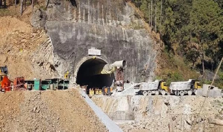 Hindistan’da çöken tünelde mahsur kalan işçilerin kurtarılma çalışmalarına ara verildi