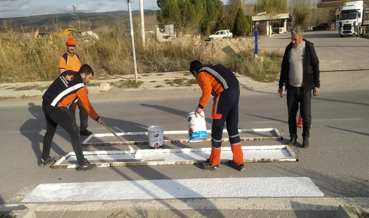 Hisarcıkta yaya geçiş çizgileri boyandı