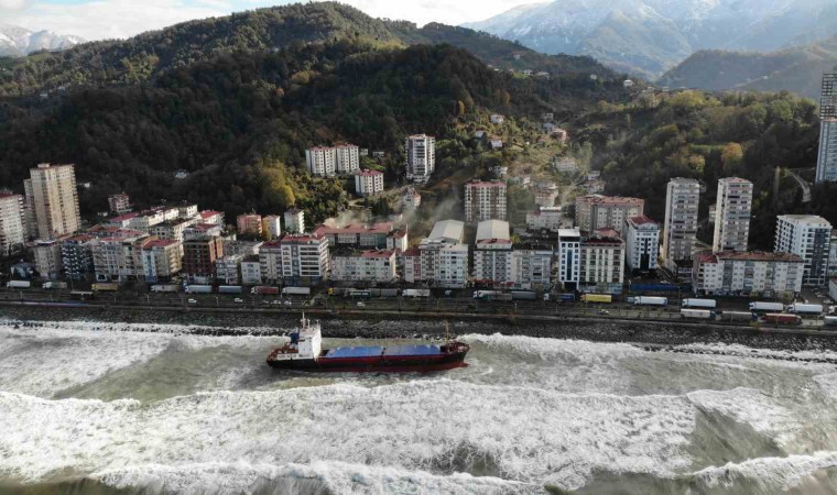 Hopa´da karaya oturan kuru yük gemisi bulunduğu yerden kurtarılmayı bekliyor