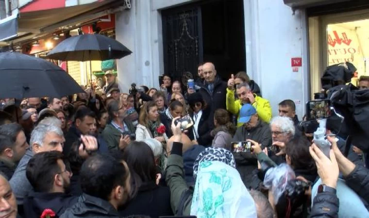 Hrant Dink’in öldürüldüğü yerde karanfilli protesto