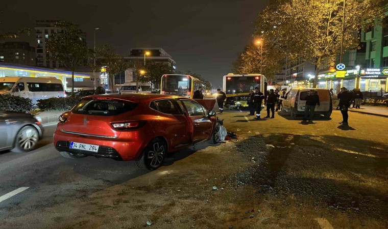 İETT otobüsüne çarpan otomobilin sürücüsü hayatını kaybetti