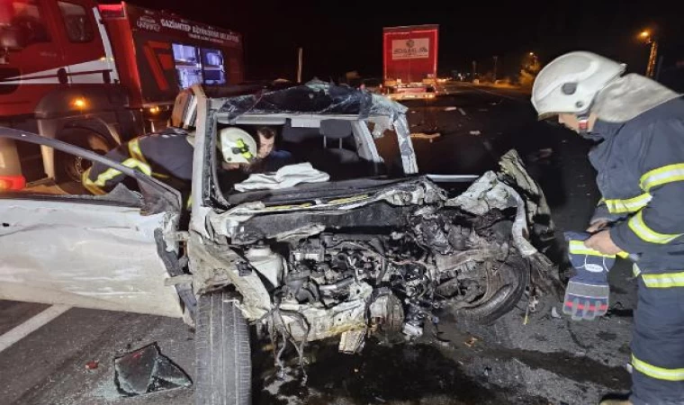 İki TIR ile çarpışan otomobildeki kardeşleri kaza ayırdı: 1 ölü, 1 yaralı