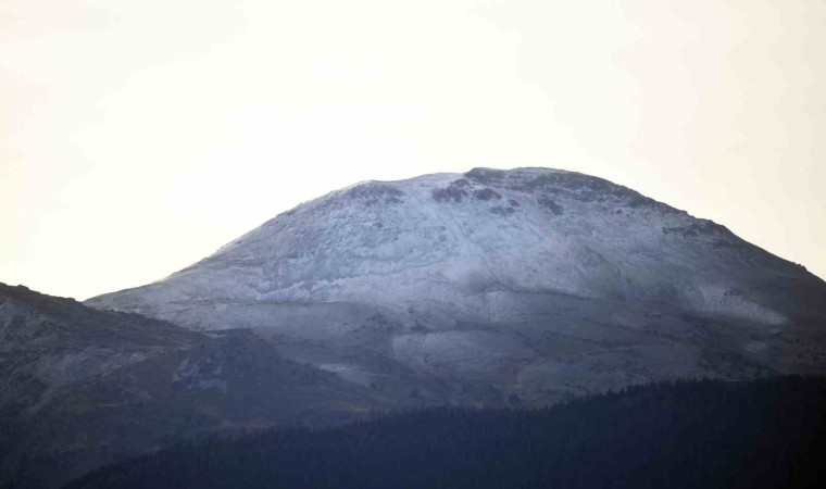 Ilgaz Dağına mevsimin ilk karı düştü