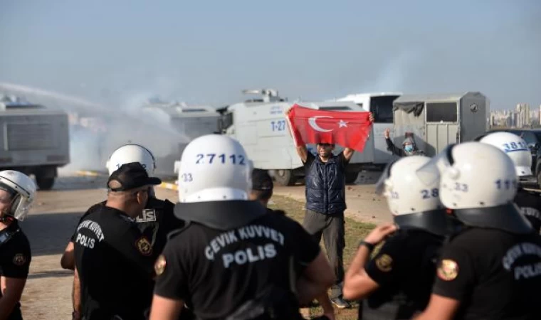 İncirlik Hava Üssü’ne girmeye çalışan protestoculara polis müdahalesi (2)