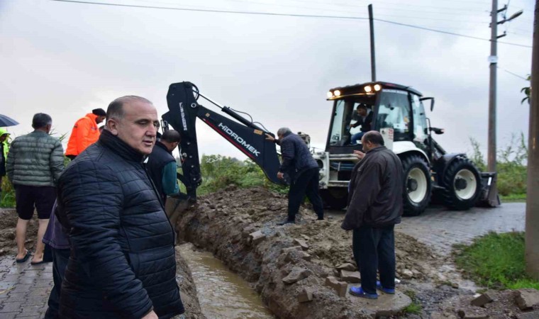 İncirliovada sağanak yağış sonrası mücadele gece boyunca sürdü