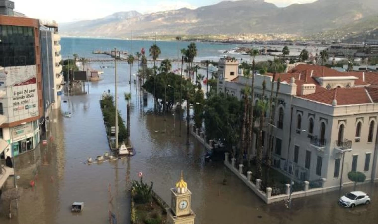 İskenderun’da cadde ve sokaklar su altında kaldı / Ek fotoğraf