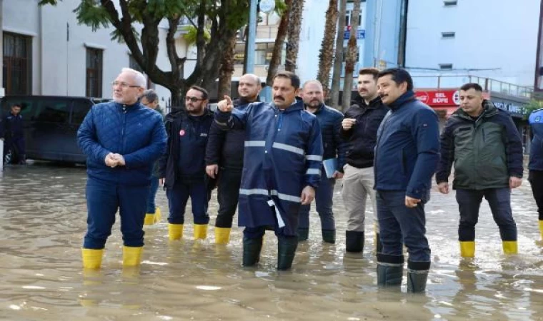 İskenderun’da cadde ve sokaklar su altında kaldı (3)