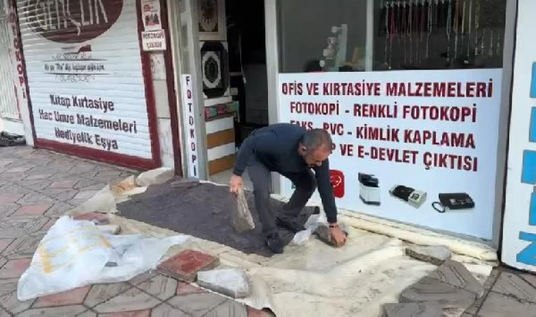 İskenderun’da lodosta cadde ve sokaklara dolan su çekilmeye başladı