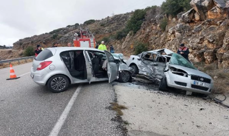 Isparta’da otomobiller çarpıştı; 1 ölü, başhekim ile 3 sağlıkçı yaralı