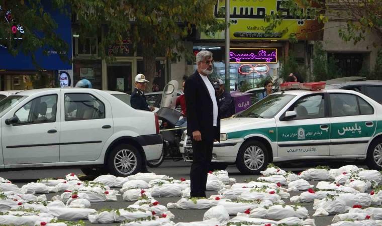 İsrail saldırılarında hayatlarını kaybeden Filistinli çocukların sembolik cenazeleri İranda meydana dizildi