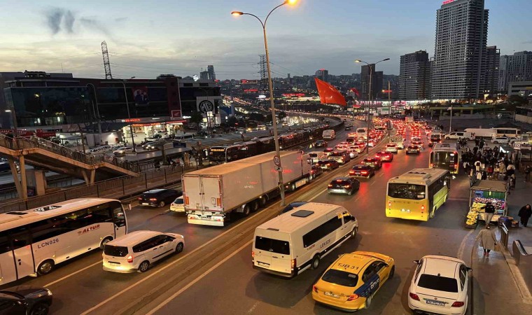 İstanbulda akşam saatlerinde trafik yoğunluğu yüzde 83e ulaştı