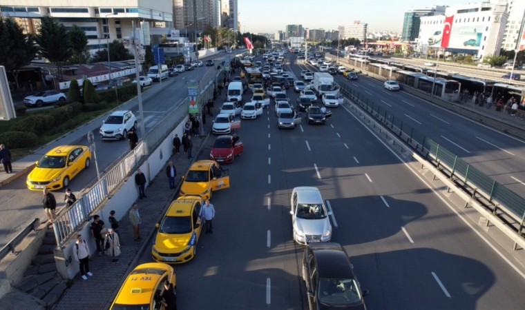 İstanbulda Ataya saygı duruşu