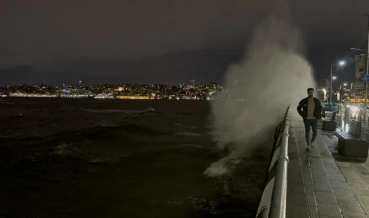 İstanbul’da fırtına deniz ulaşımını vurdu