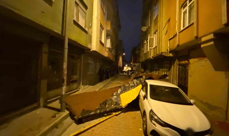 İstanbulda fırtına etkisini sürdürüyor: Kağıthanede bir binanın çatısı uçtu