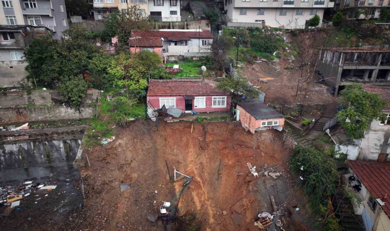 İstanbulda fırtına ve şiddetli yağış nedeniyle toprak kaydı: 6 kişilik aile ölümden döndü