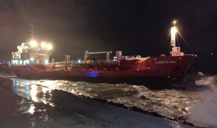 İstanbul’da fırtına; Zeytinburnu açıklarında tanker karaya oturdu-2