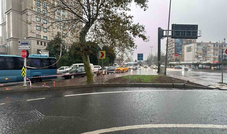 İstanbulda fırtınada üzerine aydınlatma direği devrilen kurye hayatını kaybetti