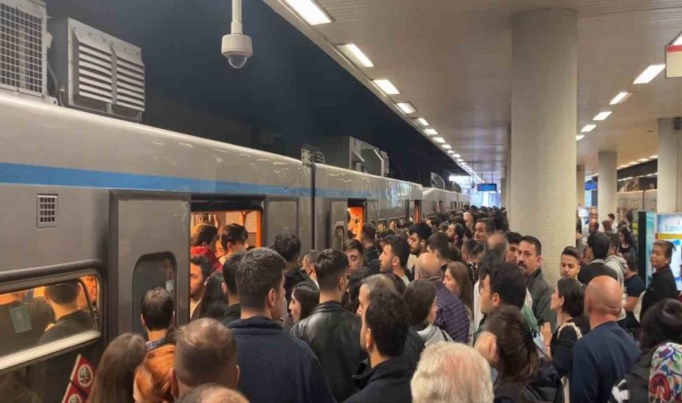 İstanbulda gelmeyen metrolar ve yürümeyen merdivenler vatandaşları çileden çıkardı