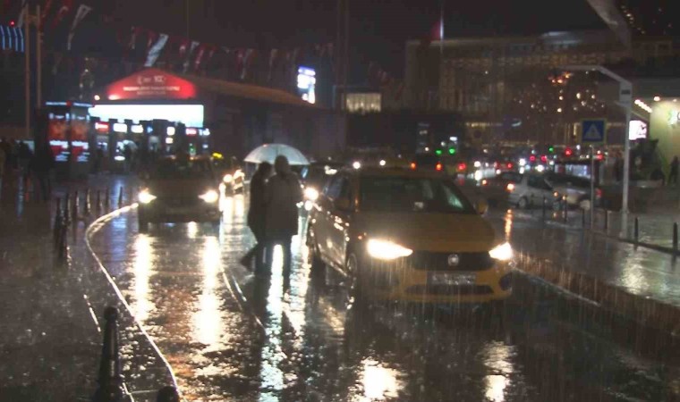 İstanbulda gök gürültülü sağanak yağış etkili oluyor