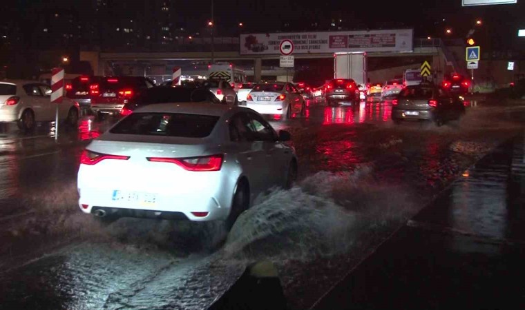 İstanbulda sağanak etkisini gösterdi, D-100 Kartal istikametinde uzun araç kuyrukları oluştu