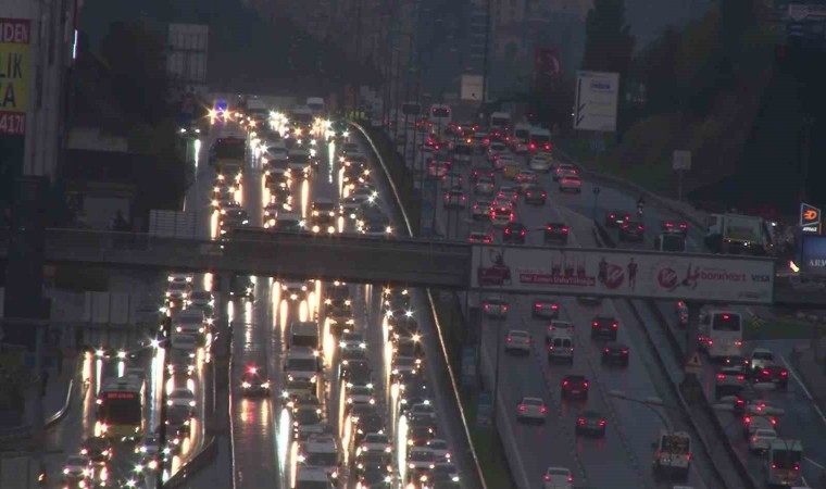 İstanbulda sağanak etkisini gösterdi, D-100 Pendik istikametinde uzun araç kuyrukları oluştu