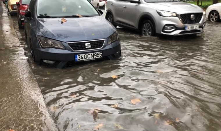 İstanbulda sağanak yağış caddeleri göle döndürdü: Merdivenden akan su şelaleyi andırdı