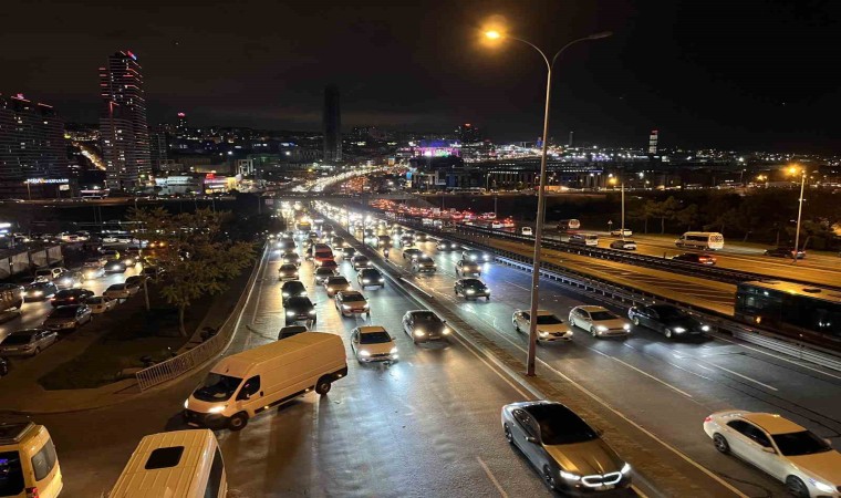 İstanbulda trafik yoğunluğu havadan görüntülendi