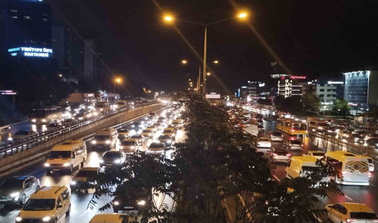 İstanbulda trafik yoğunluğu yüzde 80e ulaştı