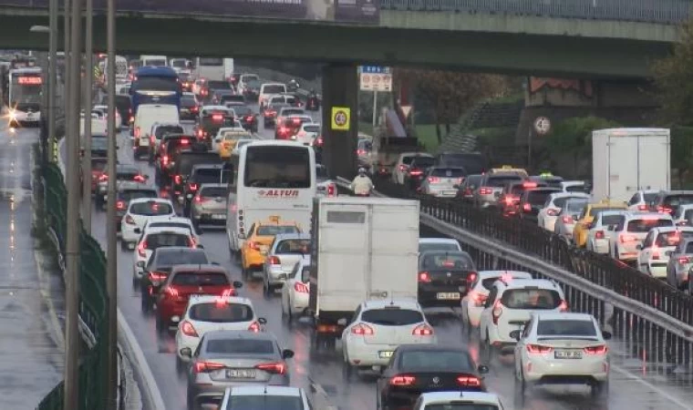 İstanbul’da yağmur nedeniyle ulaşımda yoğunluk yaşanıyor -1 (Cevizlibağ)