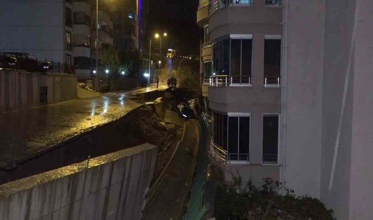 İstinat duvarı çöktü, 4 araç hasar gördü