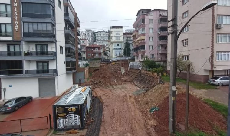 İstinat duvarı çöktü, 6 katlı apartman boşaltıldı