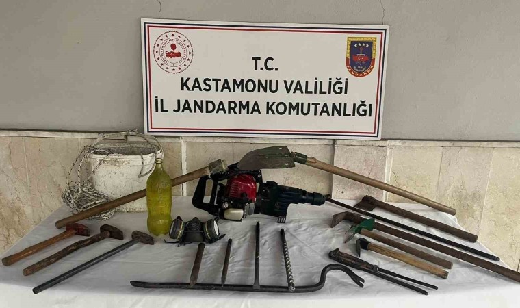 İzinsiz kazı yaptıkları sırada 4 kişi jandarma ekiplerince yakalandı