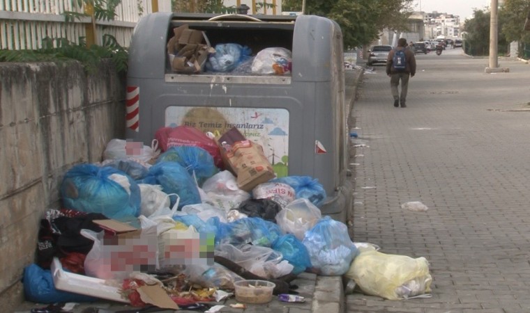 İzmir Çiğlinin her köşe başı çöp yığını, kenti kötü koku sardı