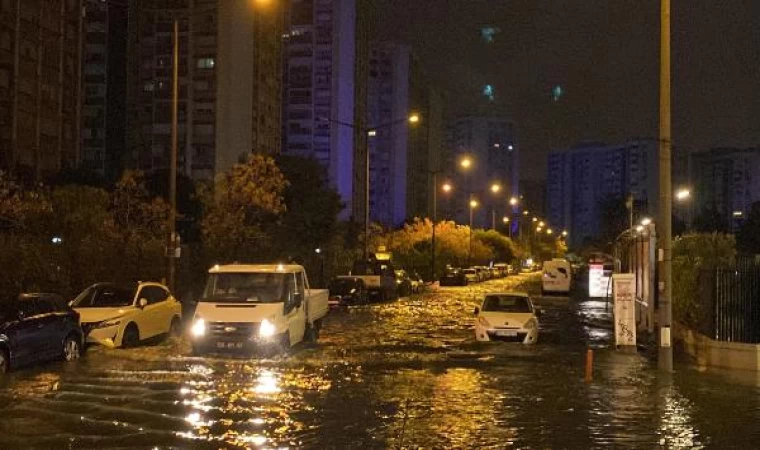 İzmir’de deniz taştı, deniz suları kaldırımla birleşti 