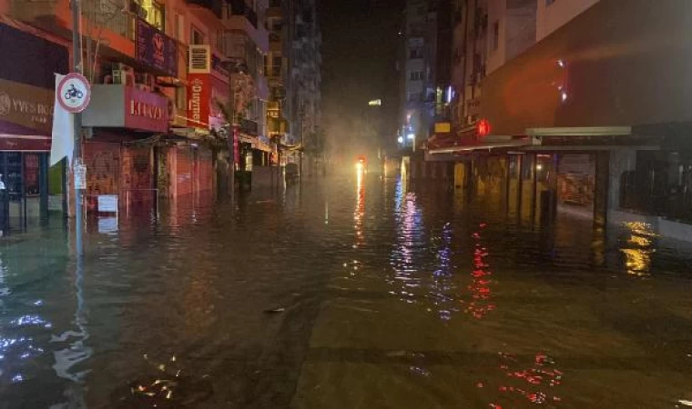 İzmir’de deniz taştı, deniz suları kaldırımla birleşti  (2)