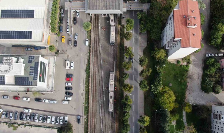 İzmirde faciadan dönüldü: Raydan çıkan tren duvara çarptı