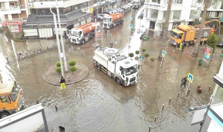 İzmirde fırtınanın verdiği hasar gün aydınlanınca ortaya çıktı