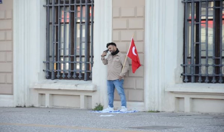 İzmir’de İsrail bayrağına basıp kafasına tabanca dayayan şüpheli tutuklandı