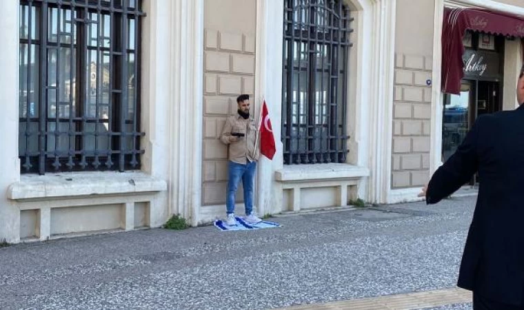 İzmir’de İsrail protestosu; başına tabanca dayadı, polis ikna etmeye çalışıyor