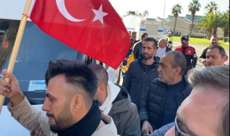 İzmir’de İsrail protestosu; başına tabanca dayadı, teslim oldu (2)